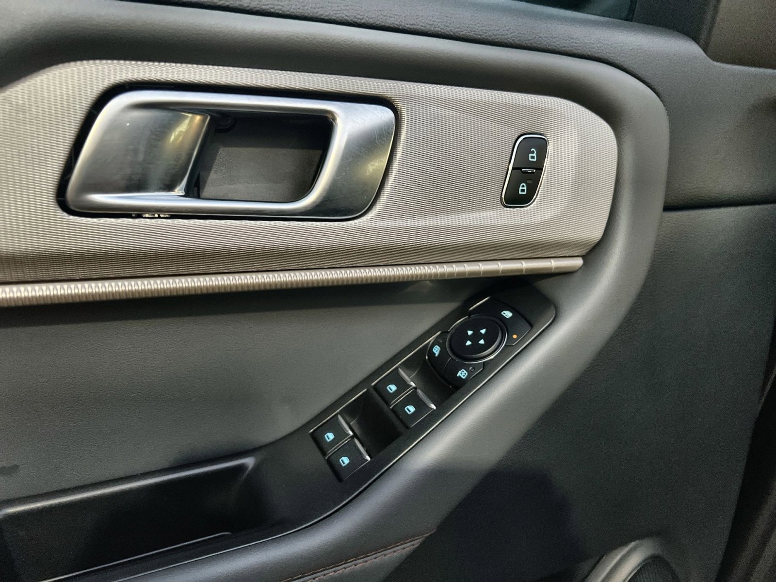 Used 2025 Ford Explorer Active w/ Active Comfort Package image 15