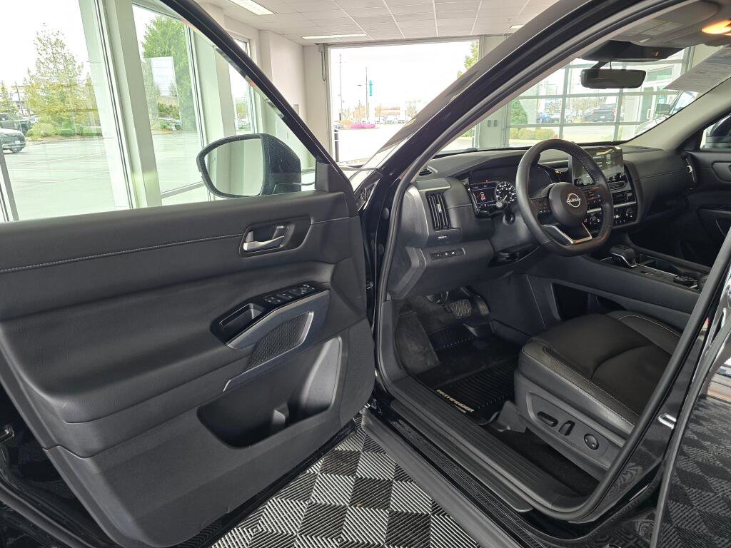 Used 2025 Nissan Pathfinder SL image 18