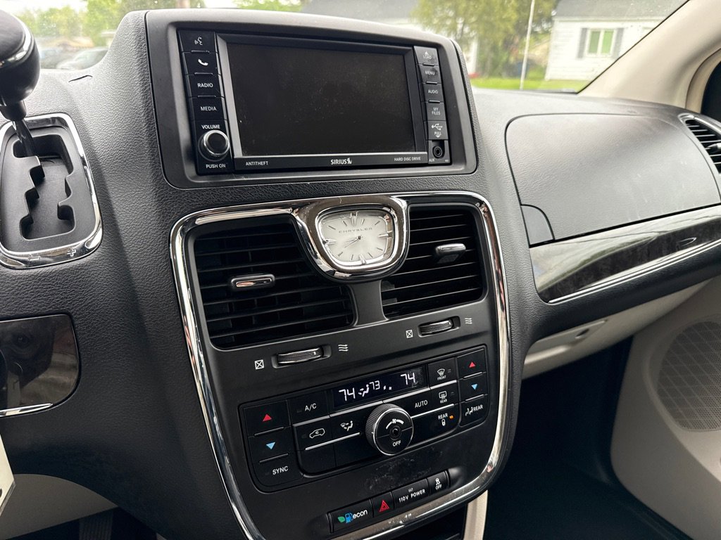 Used 2012 Chrysler Town & Country Touring FWD image 18