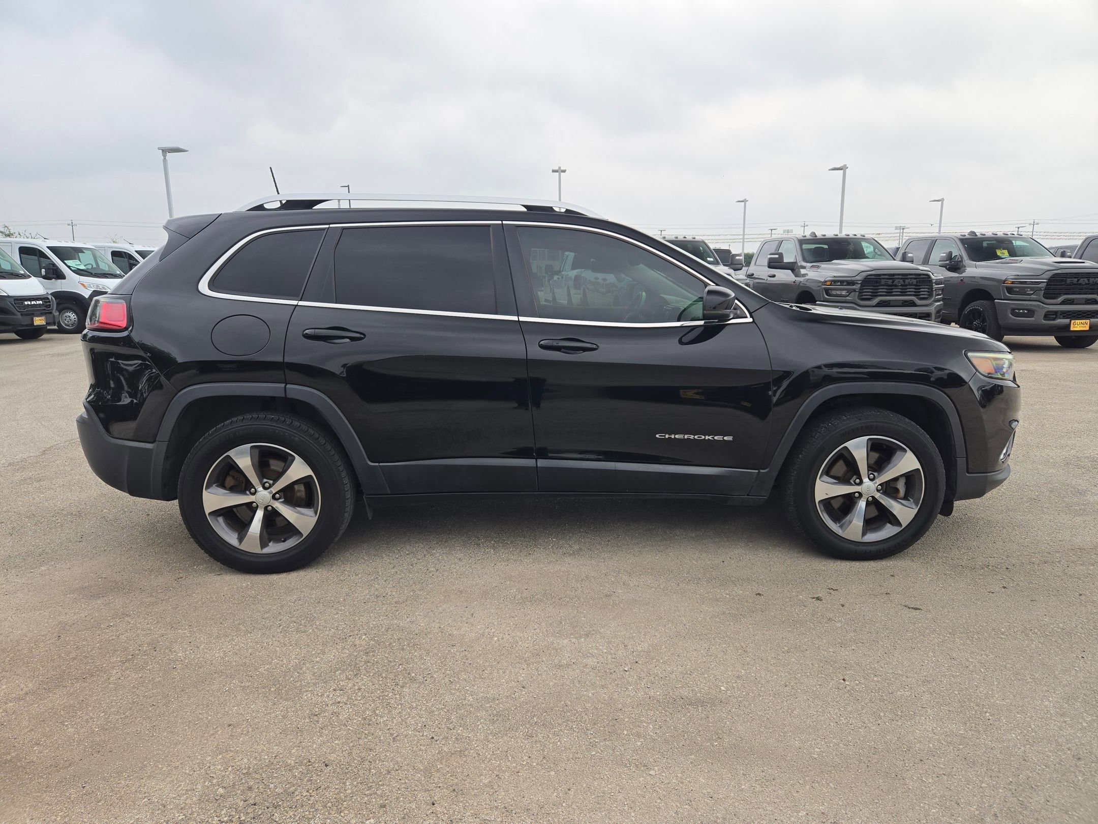 Used 2019 Jeep Cherokee Limited AWD/4WD image 2