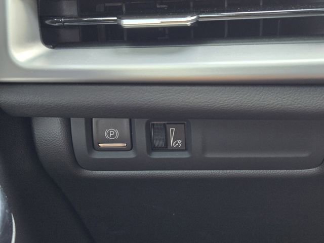 Used 2024 Cadillac XT4 Luxury w/ Cold Weather Package FWD image 24