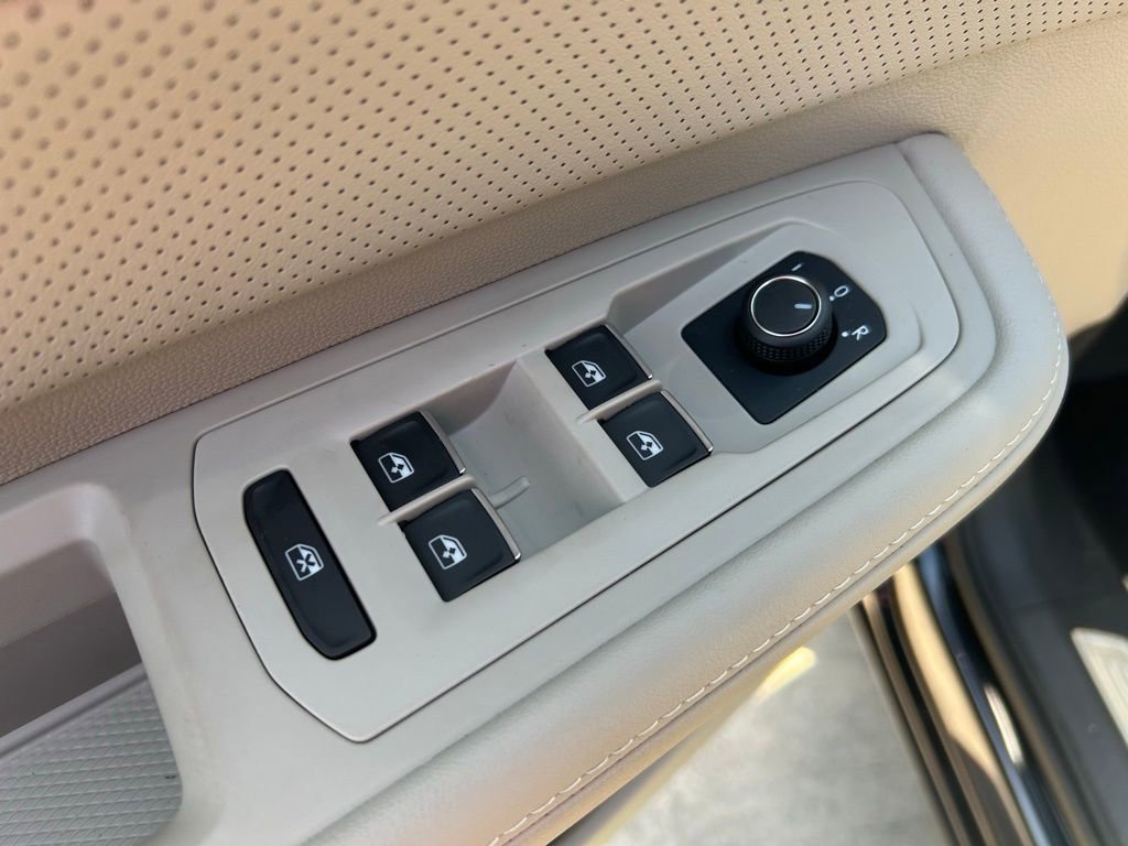 Used 2025 Volkswagen Atlas SE w/ Panoramic Sunroof Package image 48