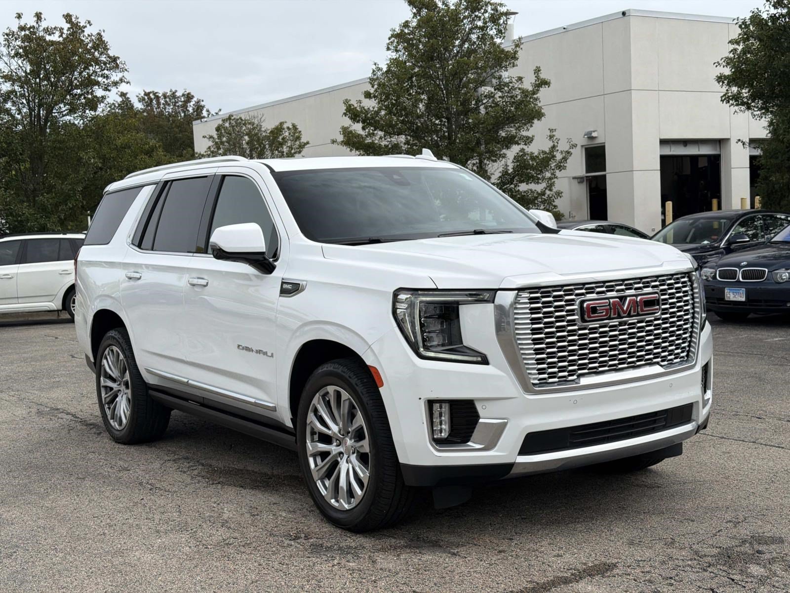Used 2022 GMC Yukon Denali w/ Denali Premium Package AWD/4WD image 3