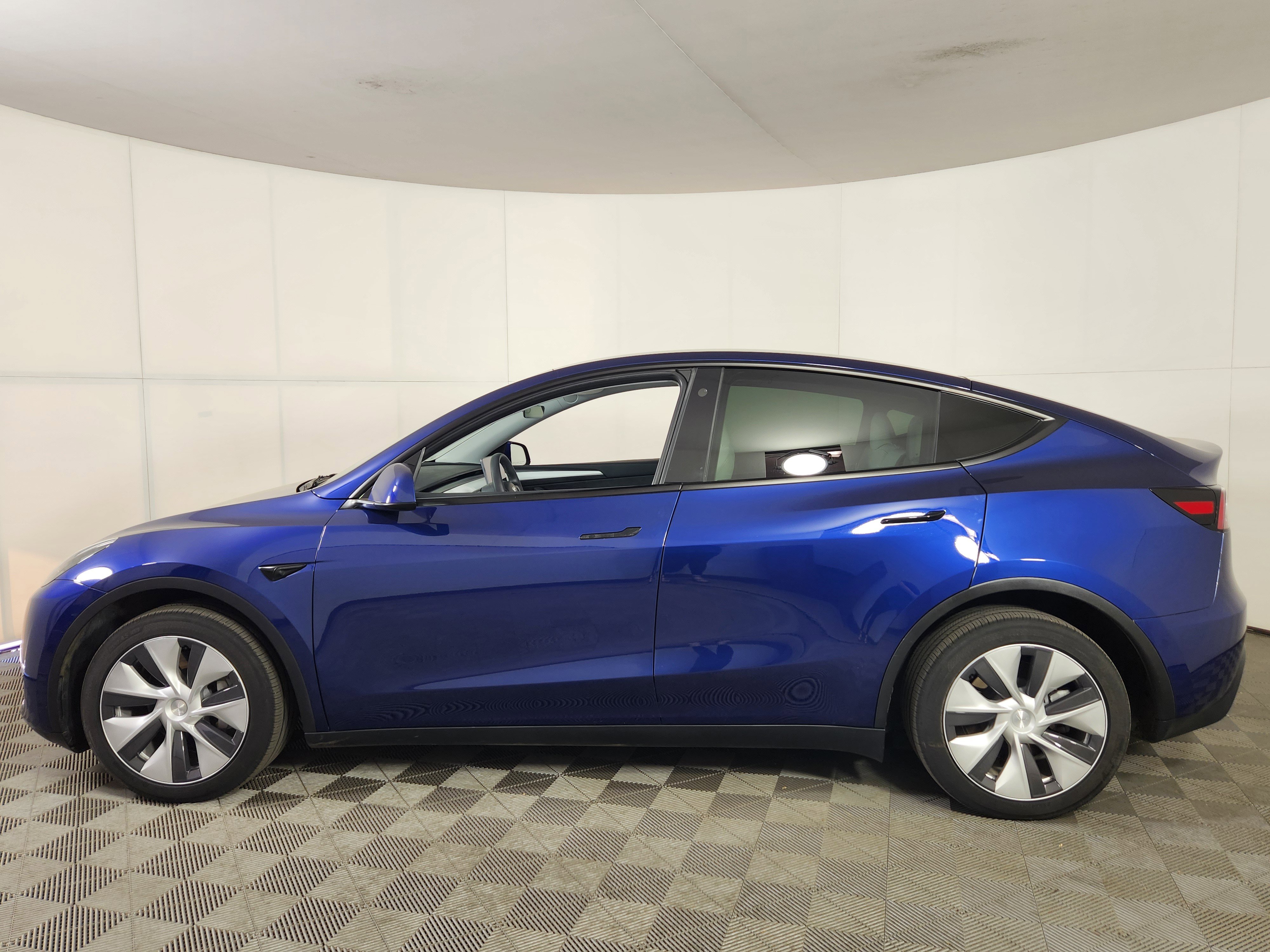 Used 2023 Tesla Model Y AWD image 4