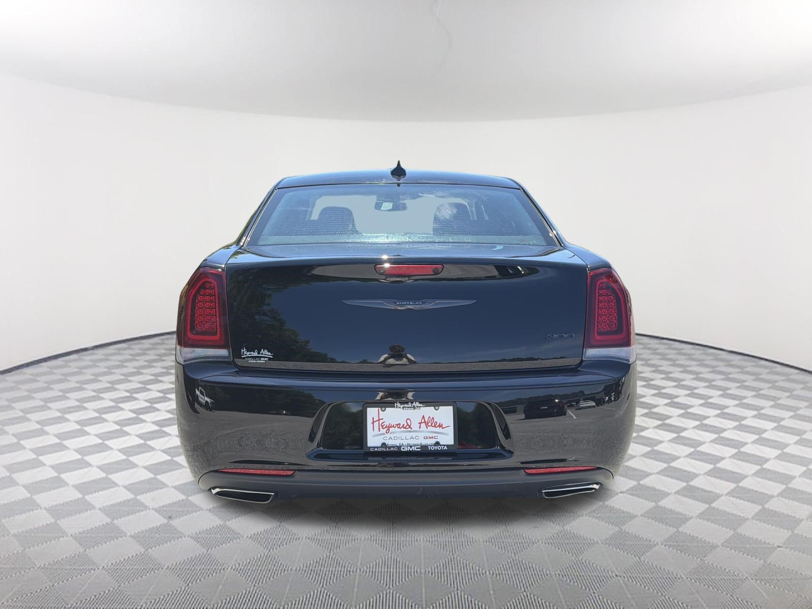Used 2022 Chrysler 300 Touring w/ Sport Appearance Package RWD image 5