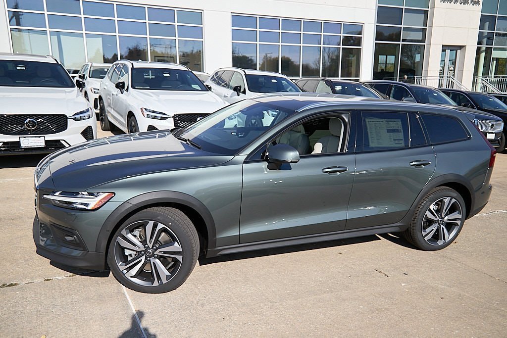 New 2026 Volvo V60 B5 Cross Country Plus w/ Climate Package image 3