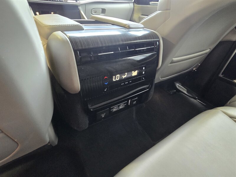 Used 2023 Jeep Wagoneer Series III w/ Premium Group I AWD/4WD image 32