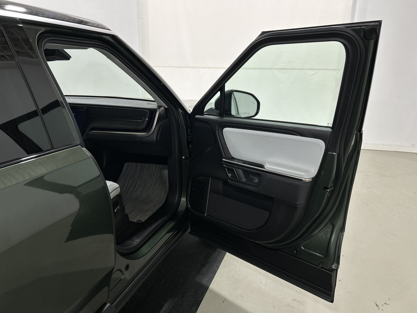 Used 2024 Rivian R1S Adventure AWD/4WD image 18