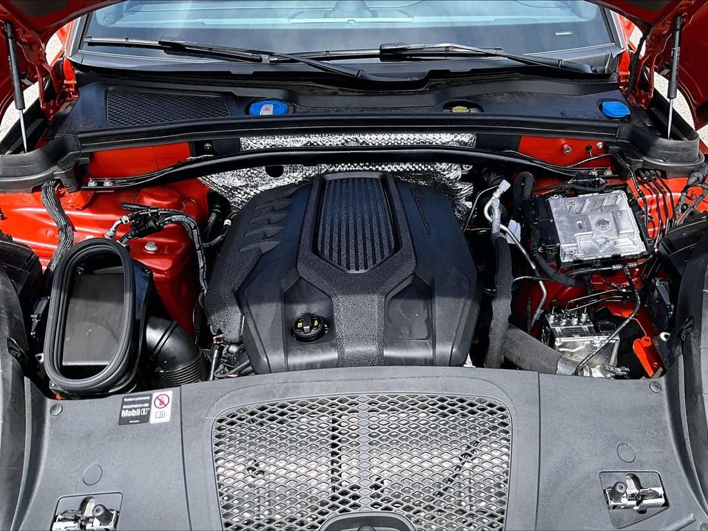 Certified 2025 Porsche Macan AWD/4WD image 23
