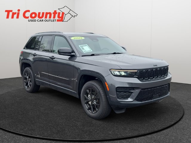 Used 2025 Jeep Grand Cherokee Altitude AWD/4WD image 1