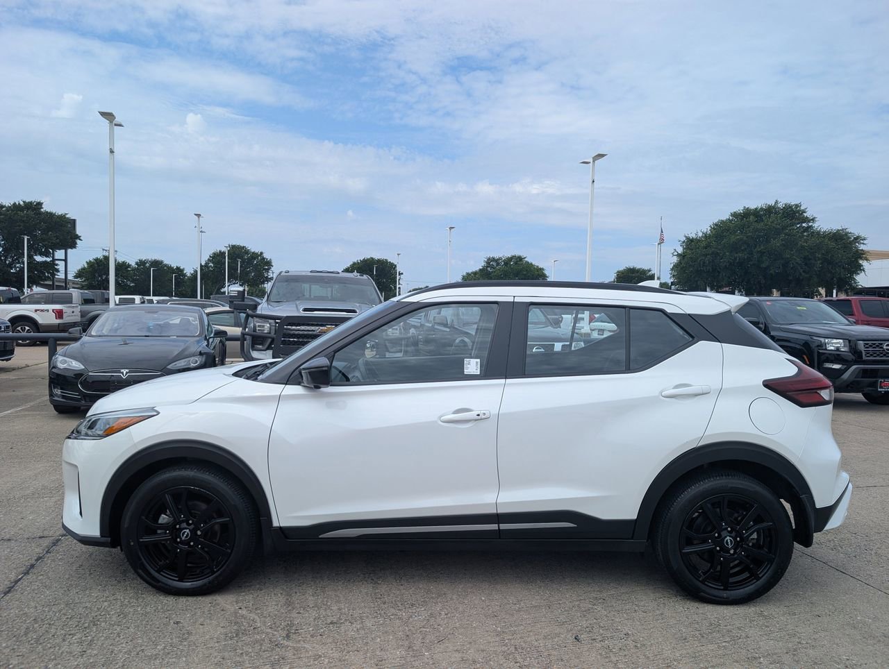 Used 2023 Nissan Kicks SR FWD image 3
