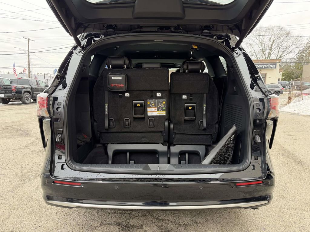 Used 2025 Toyota Sienna Platinum image 24