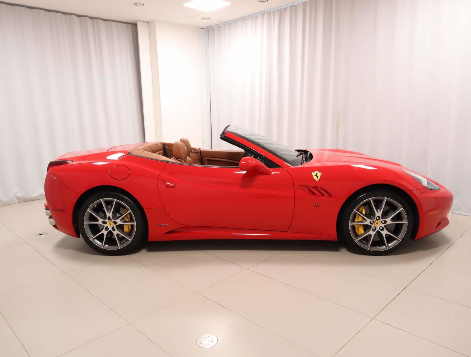 Used 2014 Ferrari California RWD image 8