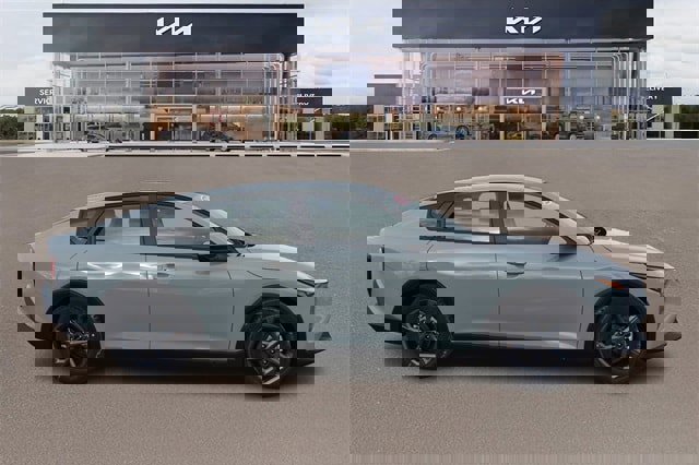 New 2025 Kia K4 LXS image 2