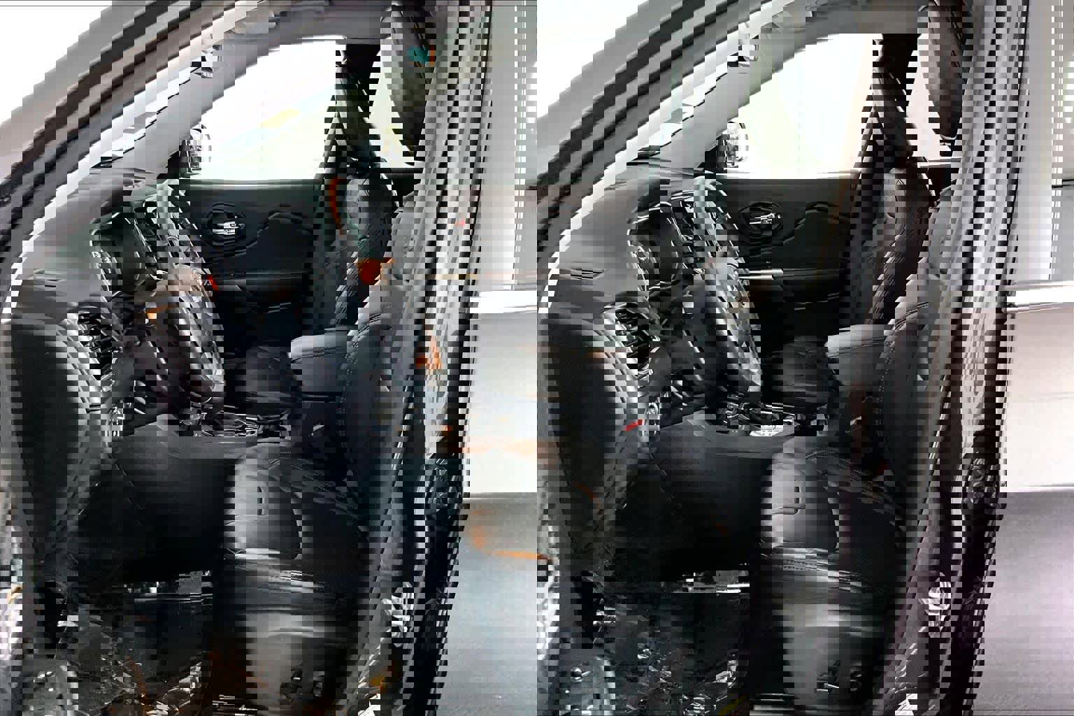 Used 2019 Jeep Cherokee Limited w/ Technology Group AWD/4WD image 9