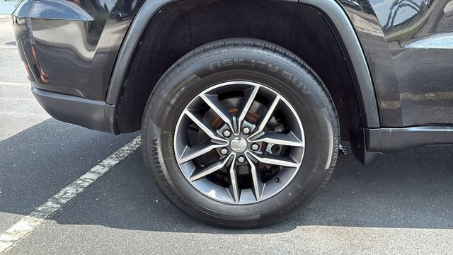 Used 2017 Jeep Grand Cherokee Limited AWD/4WD image 9