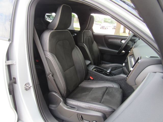 Used 2022 Volvo XC40 P8 Recharge Plus image 23