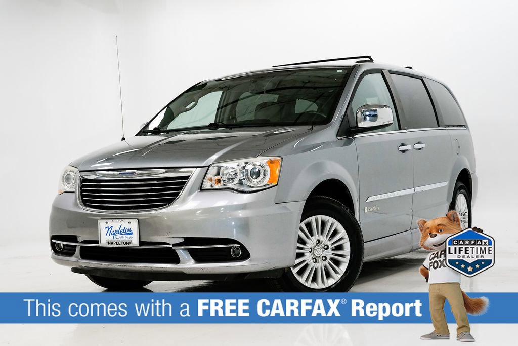 Used 2013 Chrysler Town & Country Limited image 2
