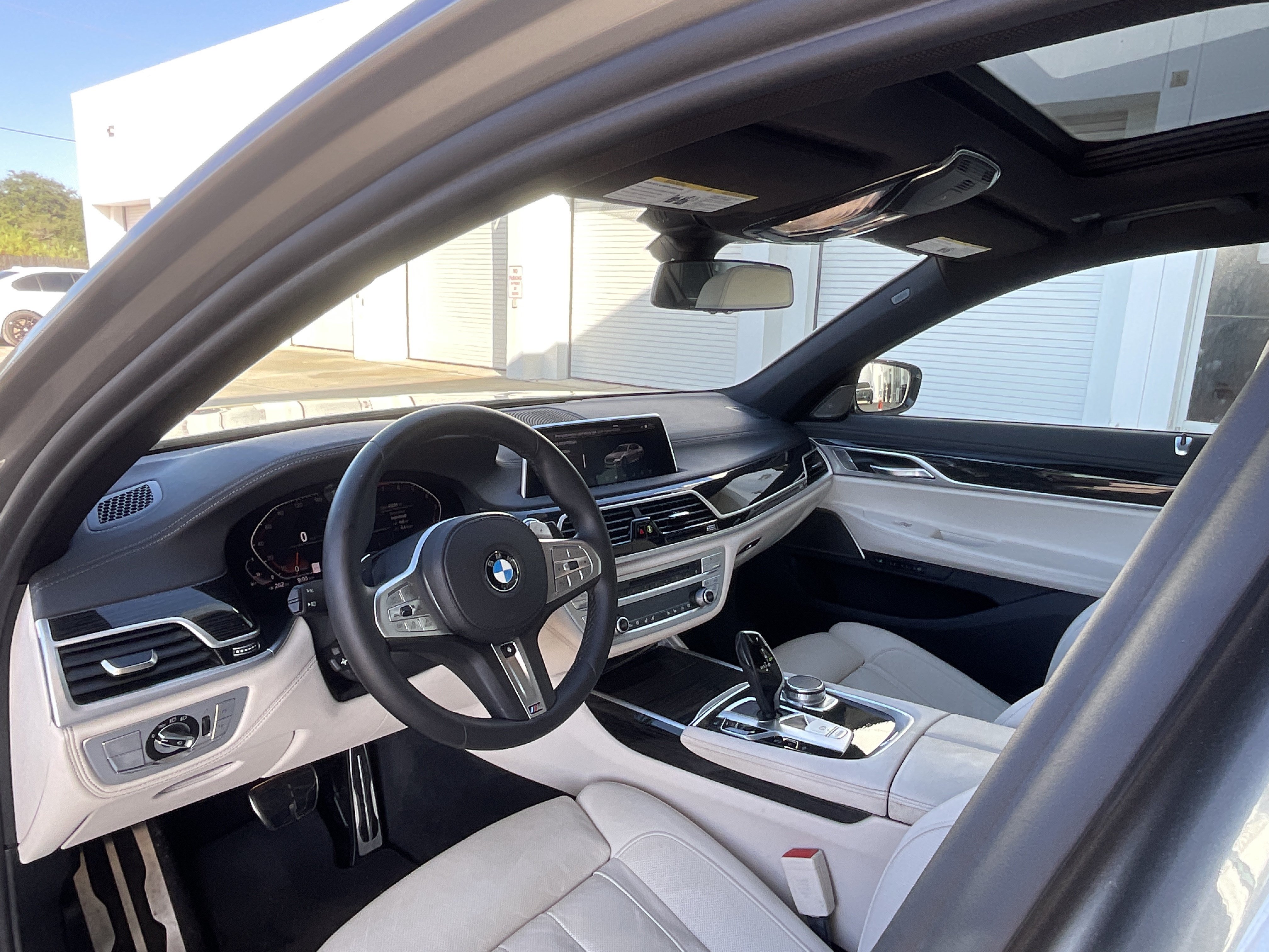 Used 2020 BMW 740i w/ M Sport Package RWD image 9