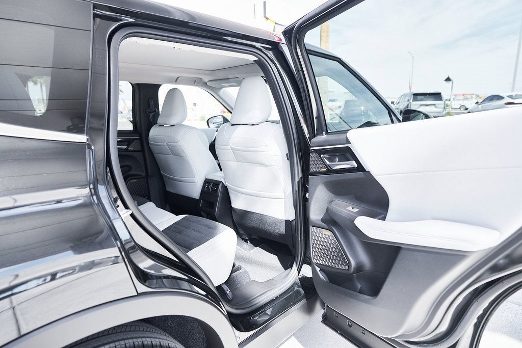 New 2025 Mitsubishi Outlander SE image 15