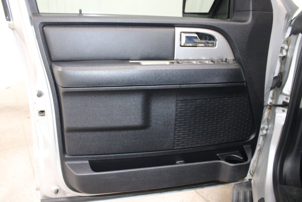 Used 2017 Ford Expedition XLT w/ Equipment Group 201A AWD/4WD image 18