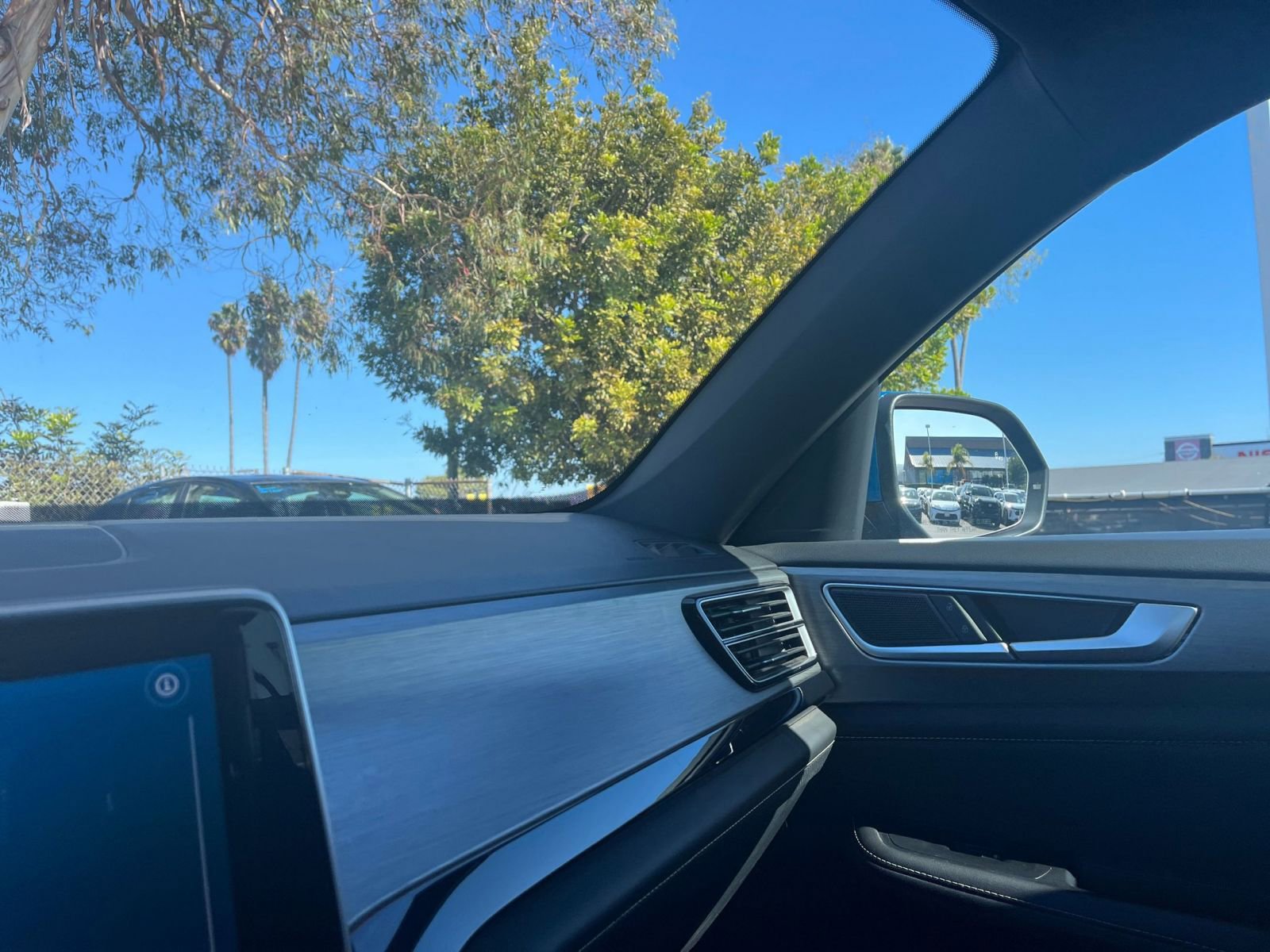 Used 2025 Volkswagen Atlas Cross Sport SE image 35