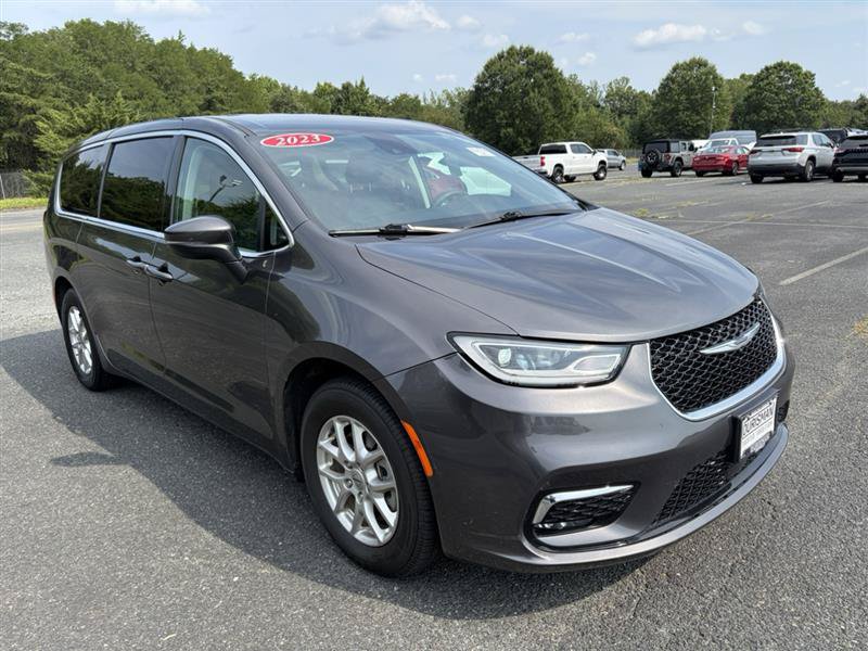 Used 2023 Chrysler Pacifica Touring-L FWD image 3