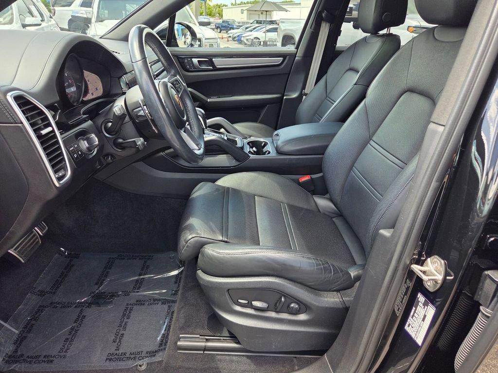 Used 2023 Porsche Cayenne S Platinum AWD/4WD image 3