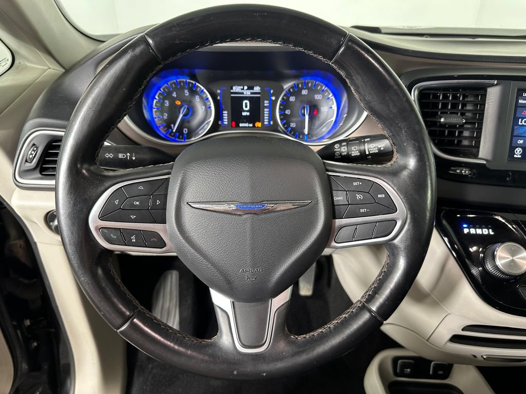 Used 2018 Chrysler Pacifica Touring-L FWD image 10