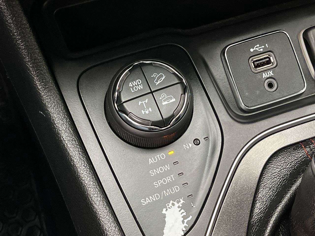 Used 2019 Jeep Cherokee Trailhawk AWD/4WD image 16