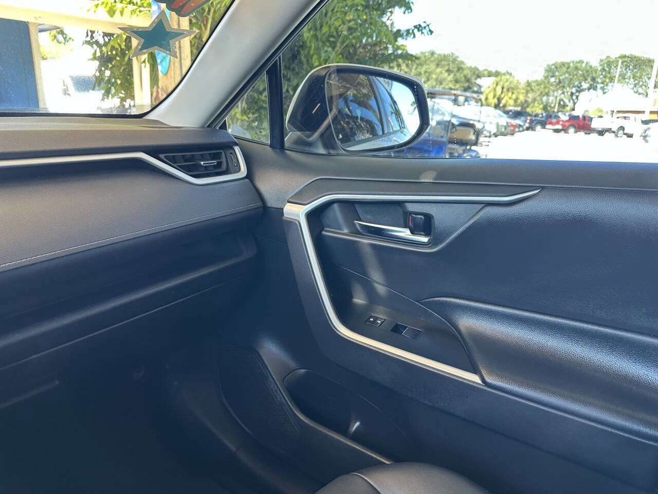 Used 2021 Toyota RAV4 XLE Premium image 20