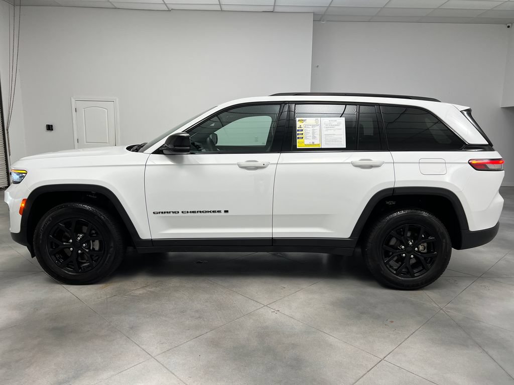 Used 2025 Jeep Grand Cherokee Altitude AWD/4WD image 5