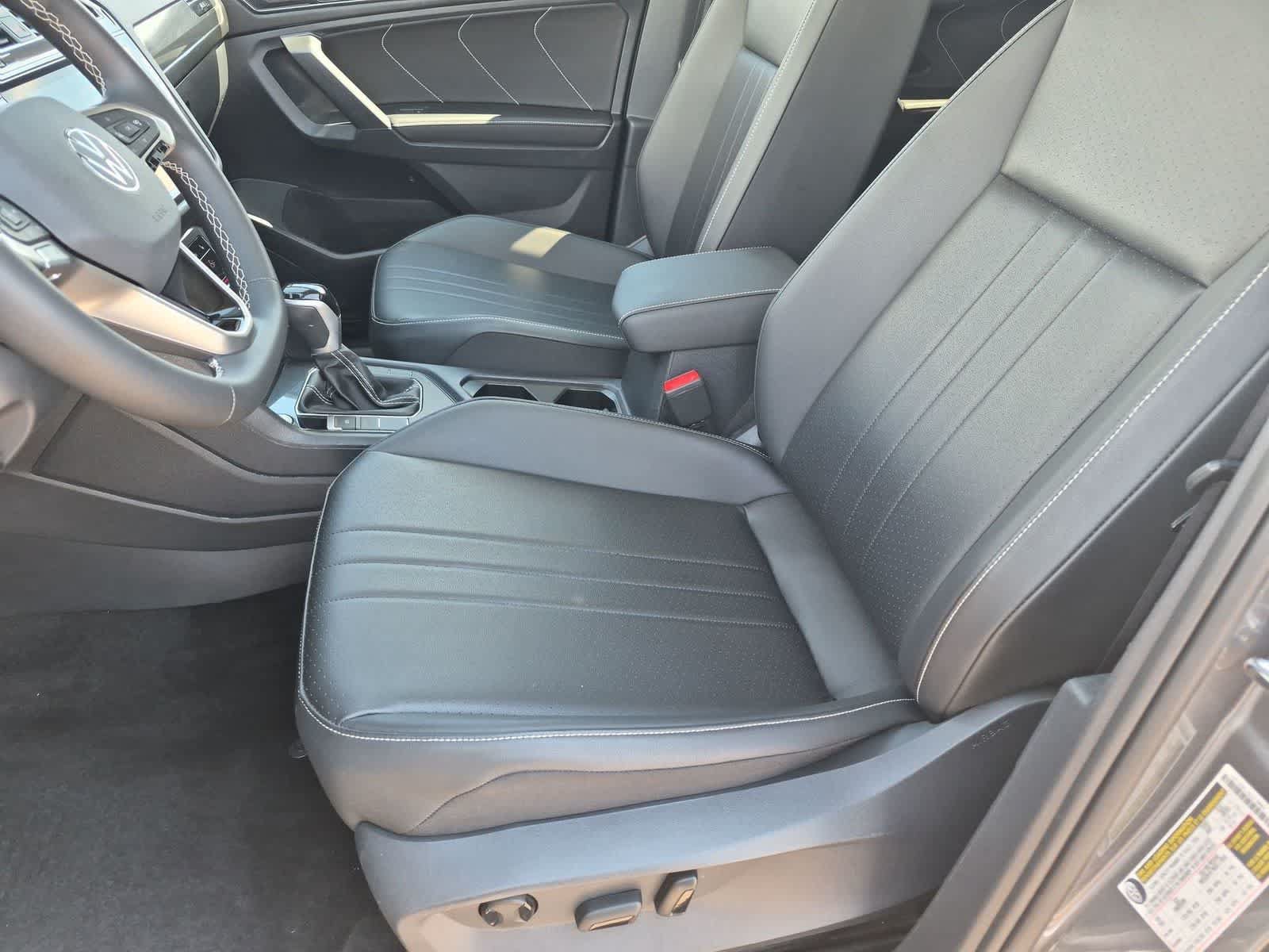 Used 2023 Volkswagen Tiguan SE w/ Panoramic Sunroof Package FWD image 16