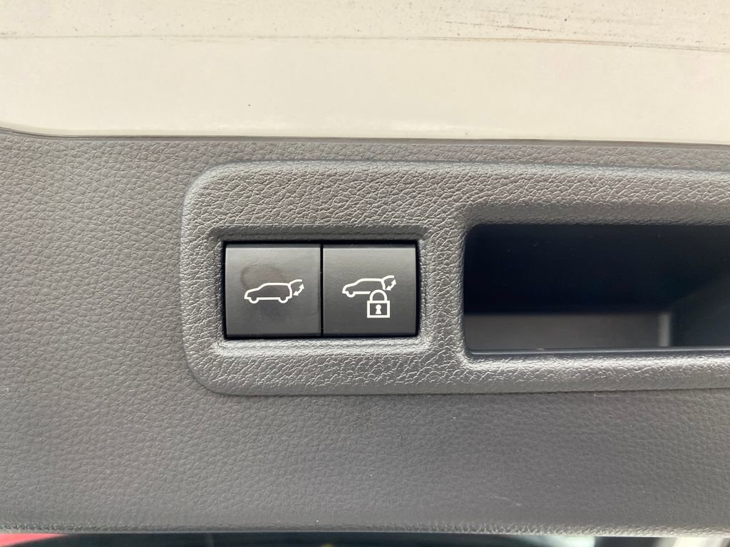 Used 2023 Toyota Venza Nightshade image 18