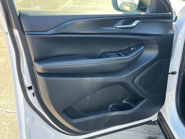 Used 2024 Jeep Grand Cherokee Laredo w/ MOPAR Finishing Package image 15