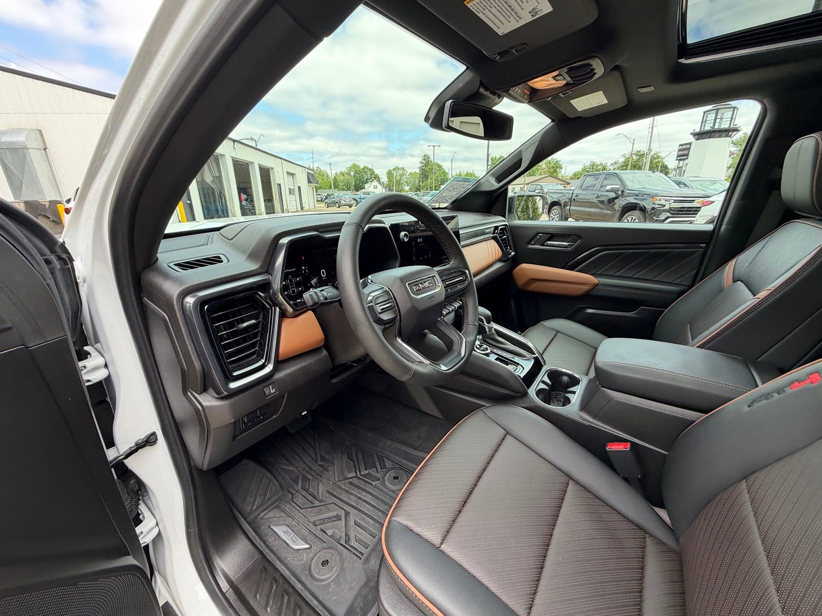 Used 2025 GMC Canyon AT4 w/ Technology Plus Package AWD/4WD image 15