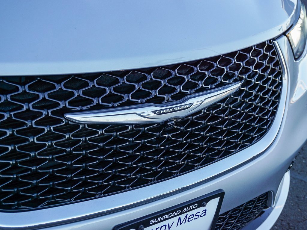 Used 2024 Chrysler Pacifica Touring-L image 12