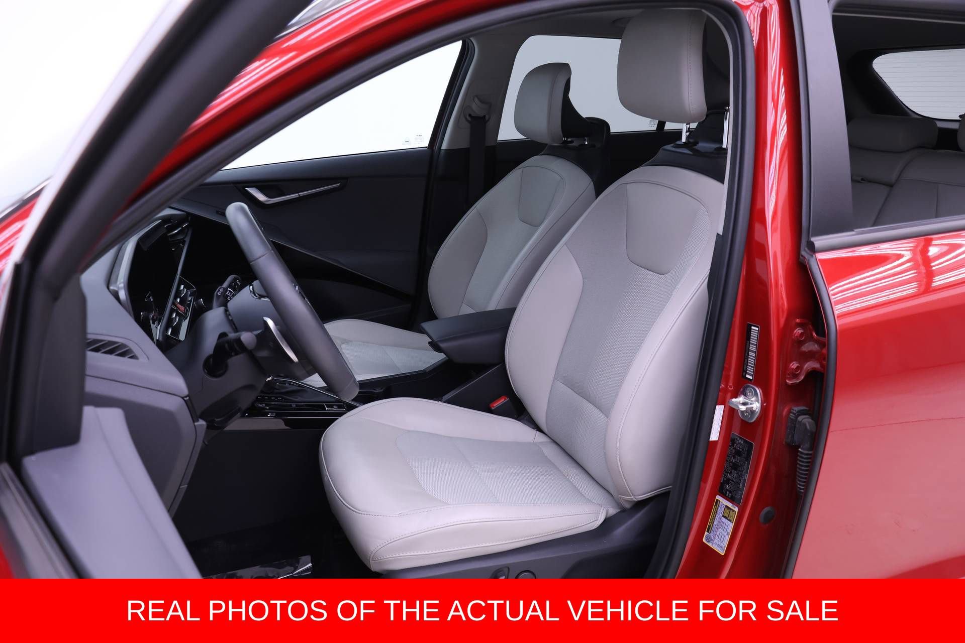 Used 2023 Kia Niro EX Touring image 4