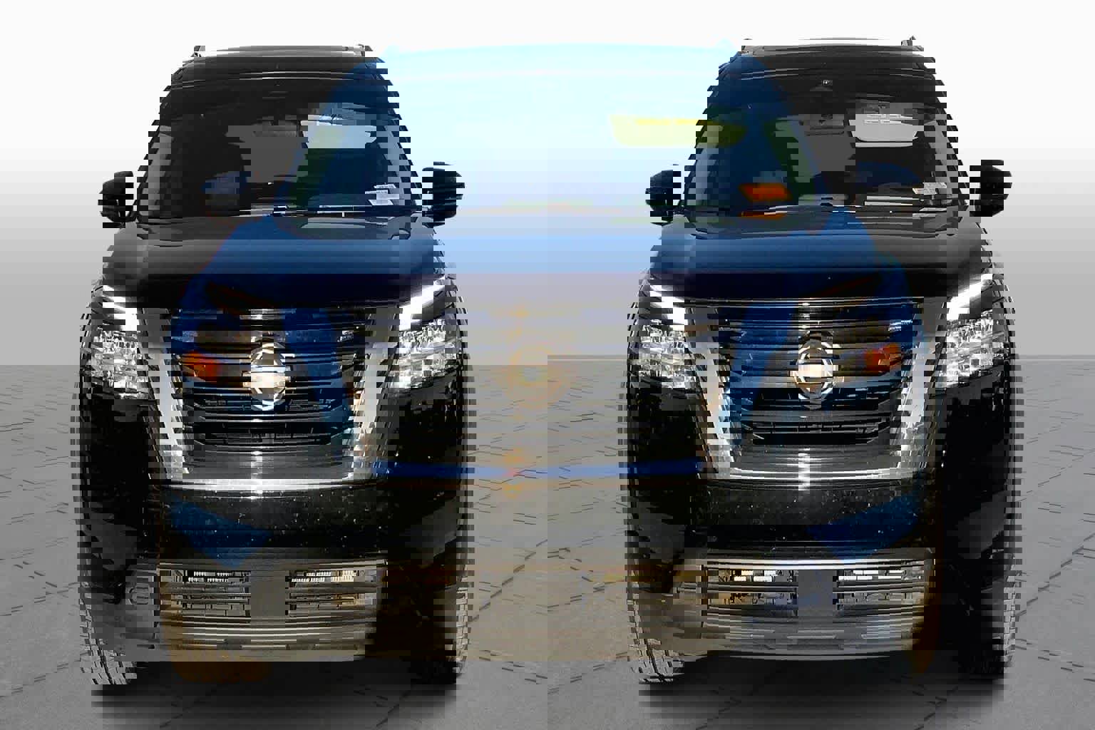 Used 2022 Nissan Pathfinder SV w/ SV Premium Package image 3