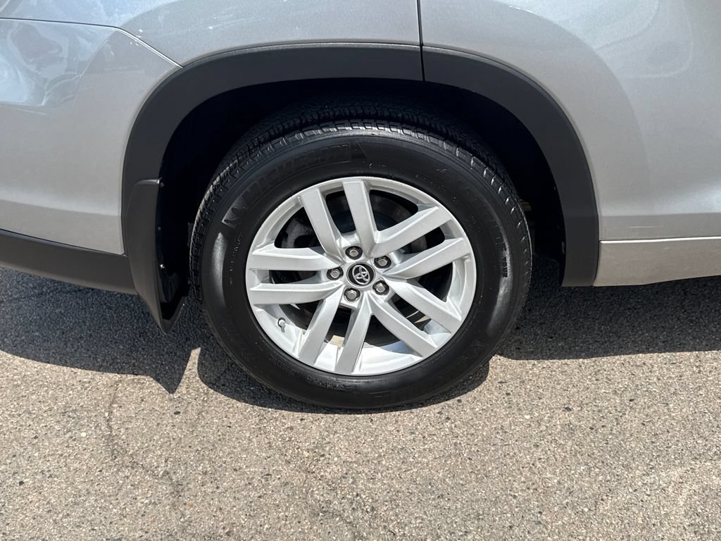 Used 2016 Toyota Highlander LE AWD/4WD image 45
