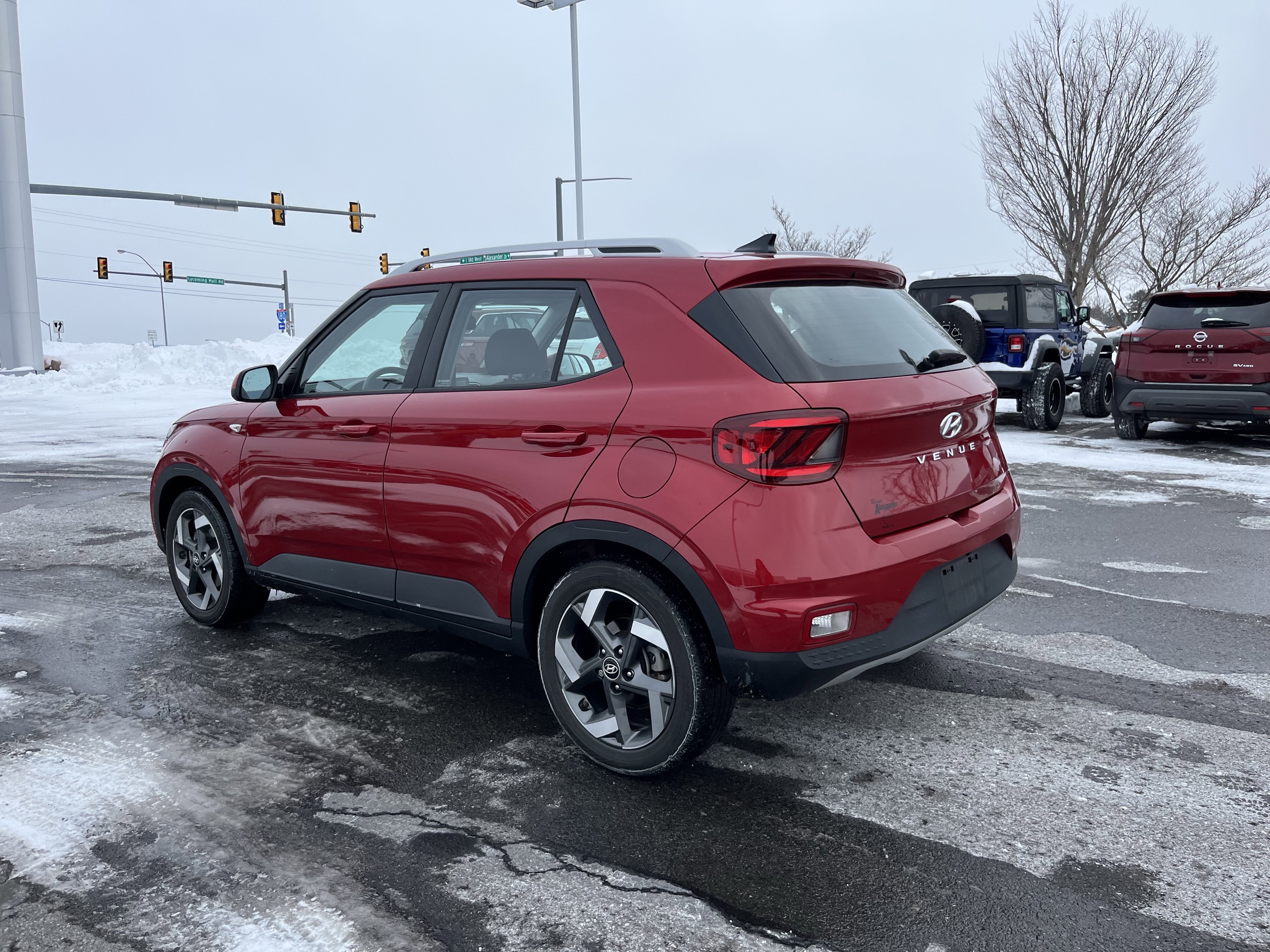 Used 2022 Hyundai Venue SEL image 48