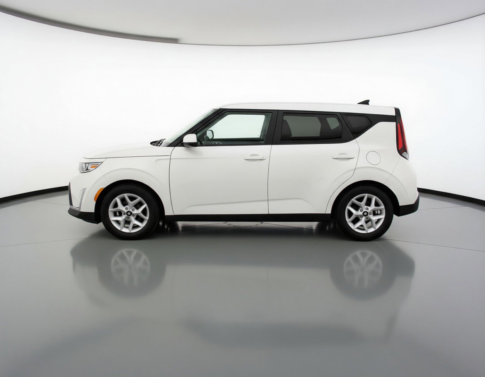 Used 2025 Kia Soul LX w/ LX Technology Package FWD image 5