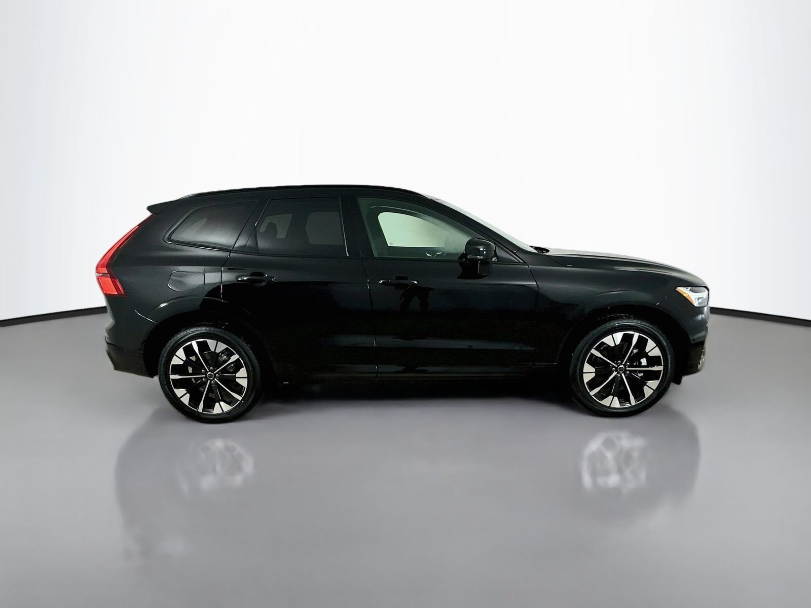New 2026 Volvo XC60 B5 Plus w/ Protection Package Premier AWD/4WD image 4