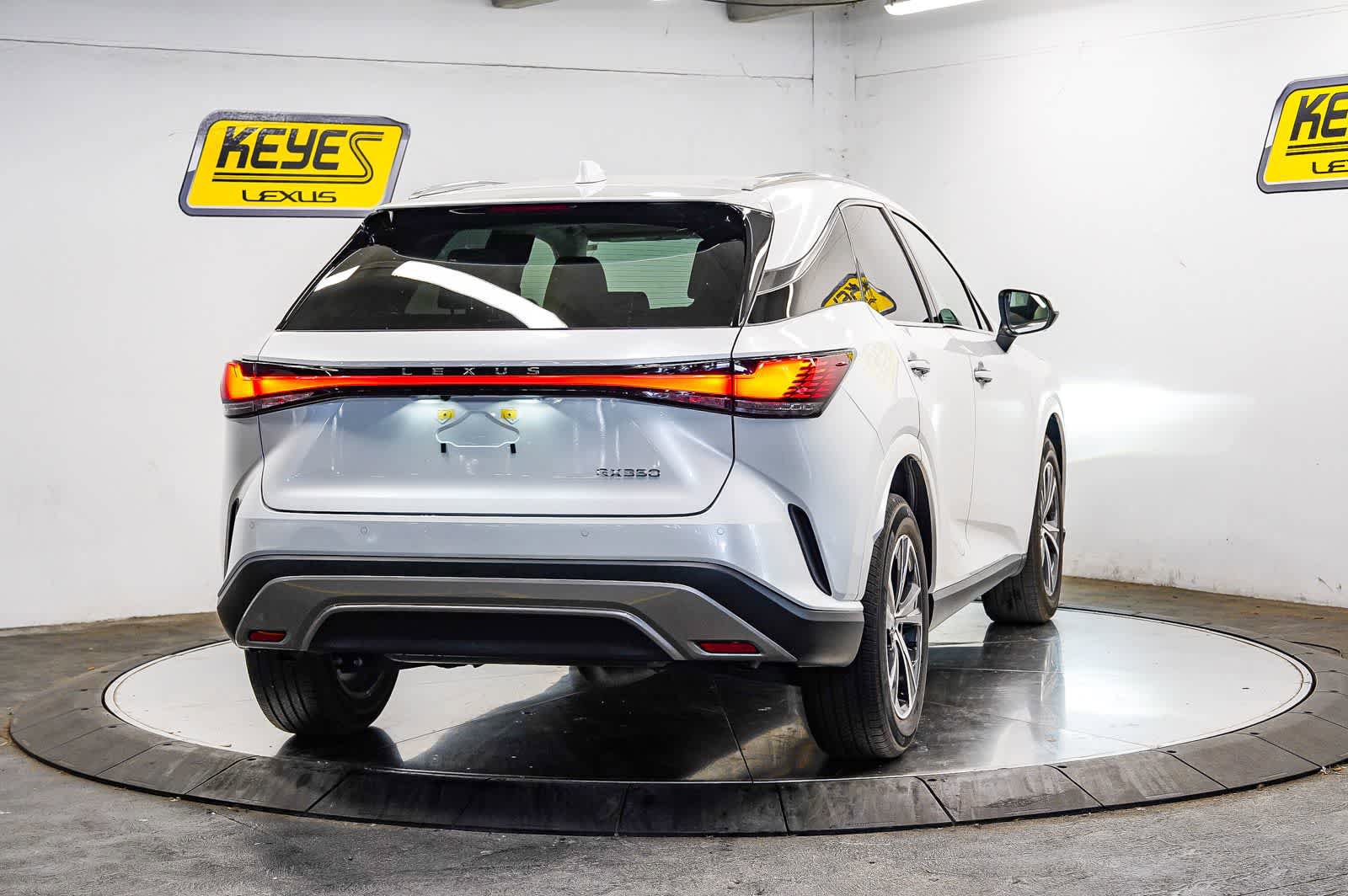 Used 2024 Lexus RX 350 Premium w/ Convenience Package FWD image 4