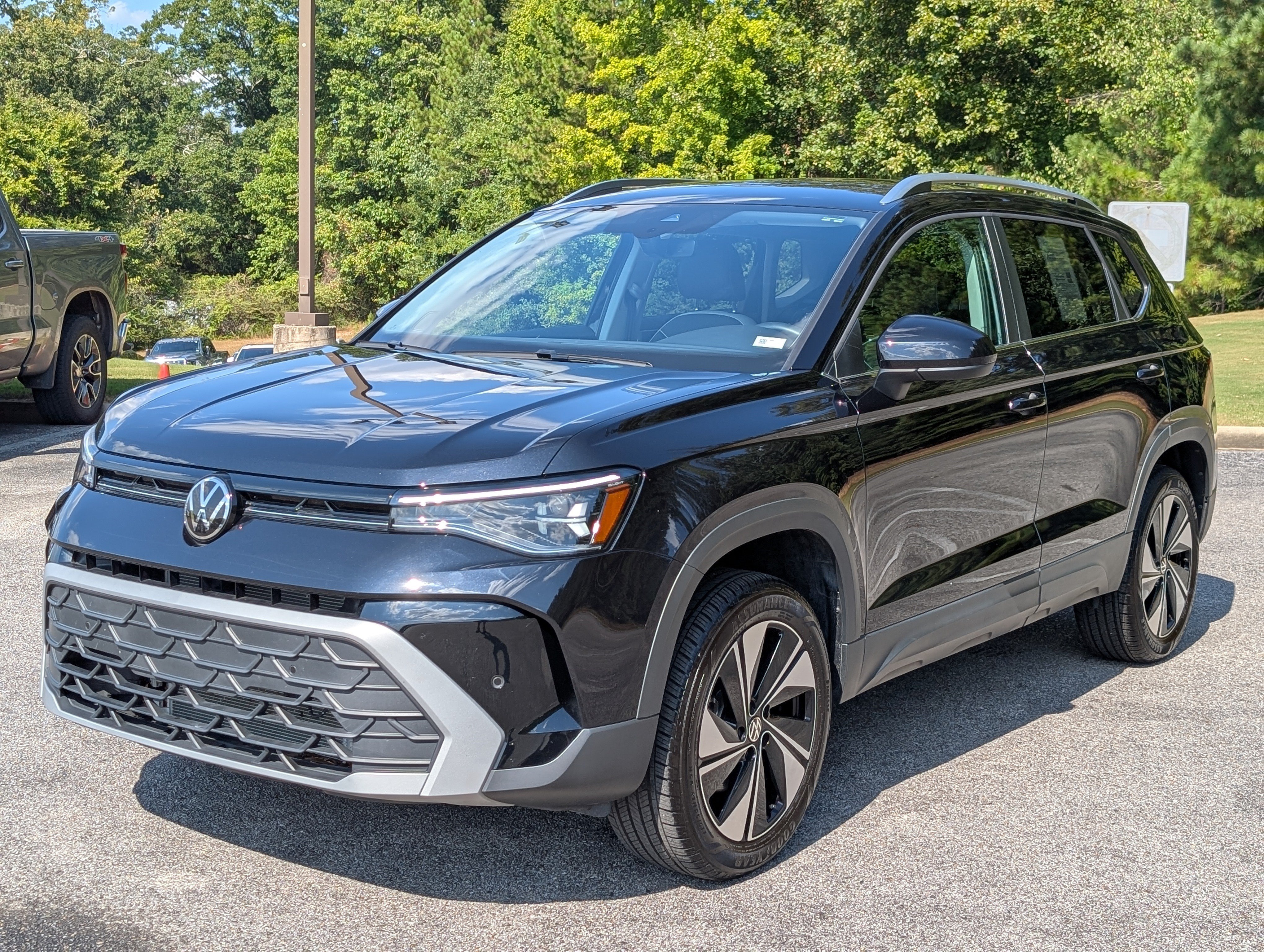 Used 2025 Volkswagen Taos SE AWD/4WD image 5