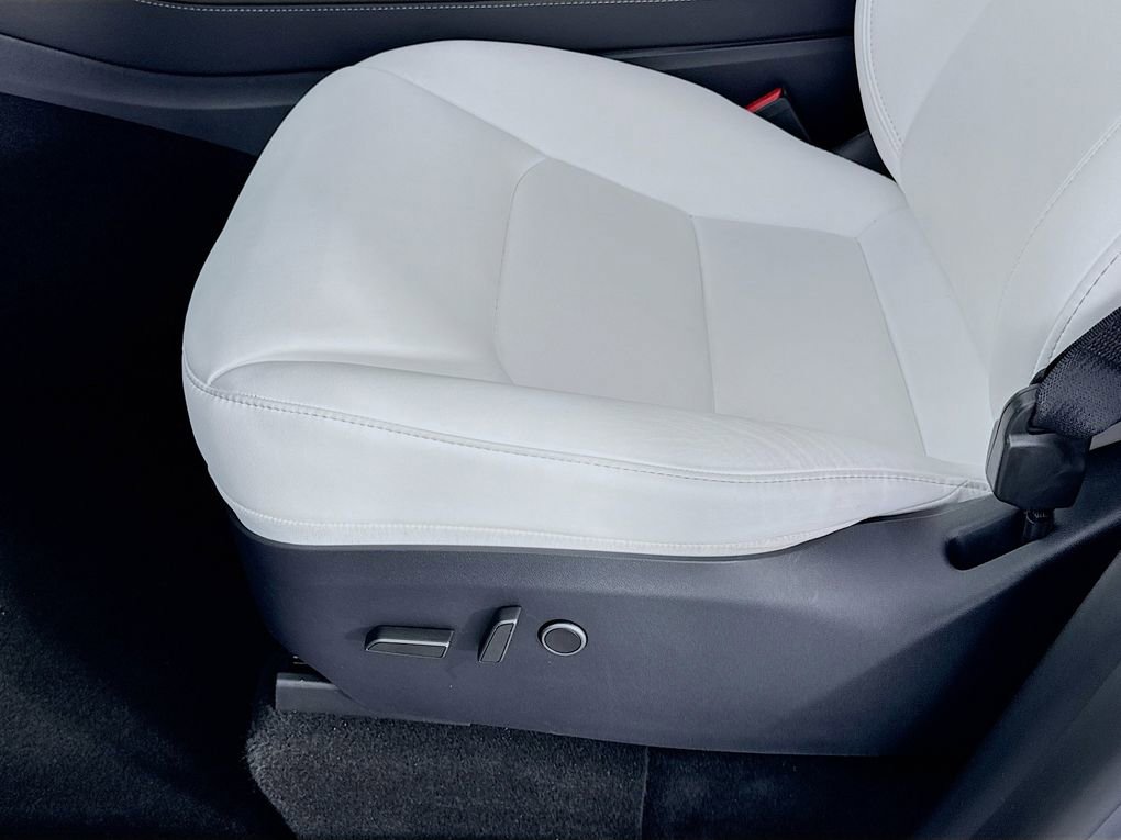 Used 2025 Tesla Model Y Long Range image 17