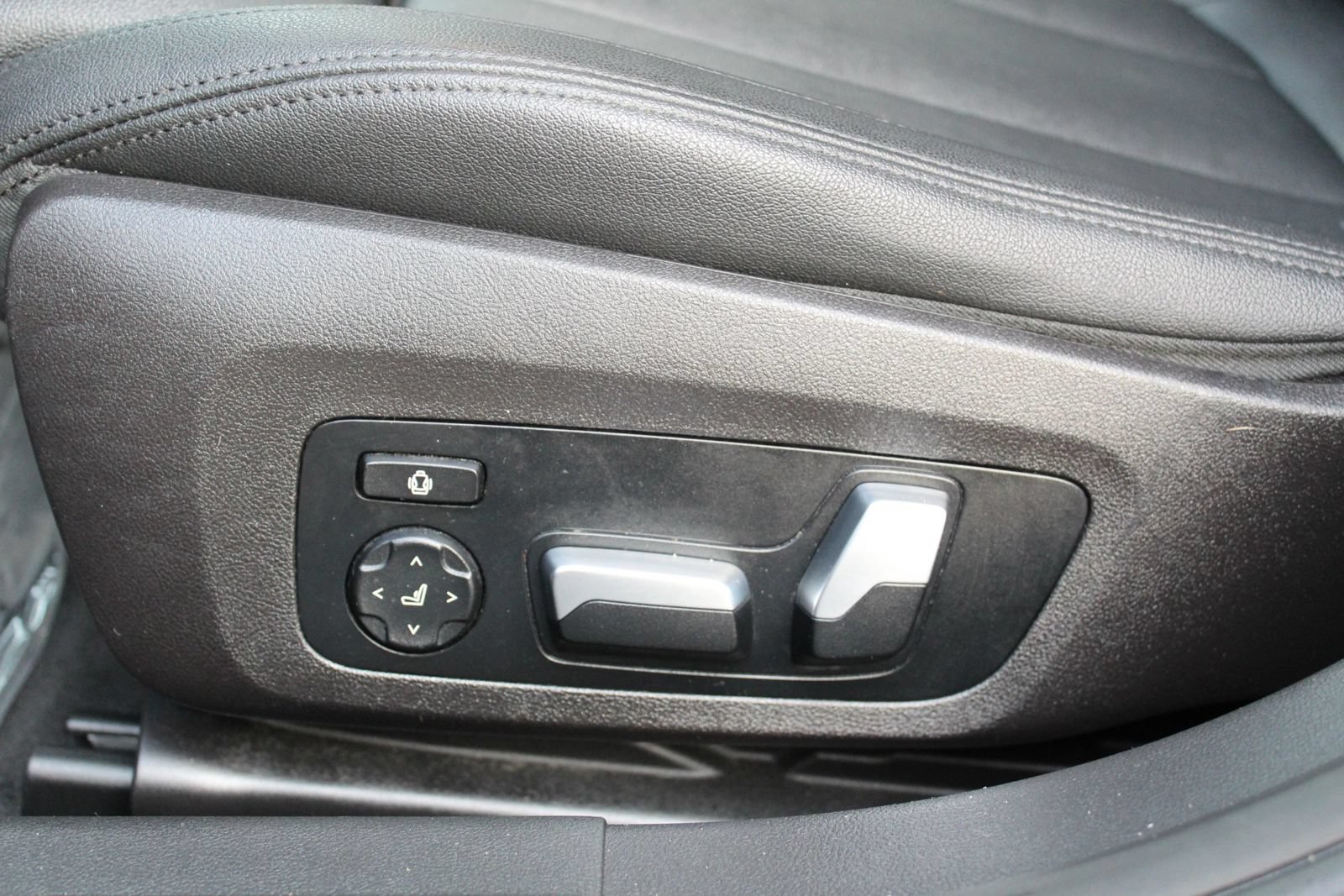 Used 2020 BMW 330i Sedan w/ Convenience Package RWD image 34