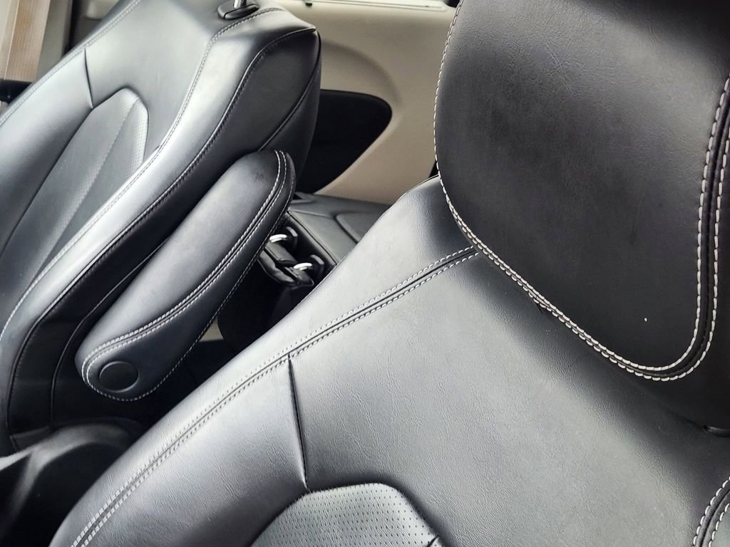 Used 2023 Chrysler Pacifica Touring-L image 16