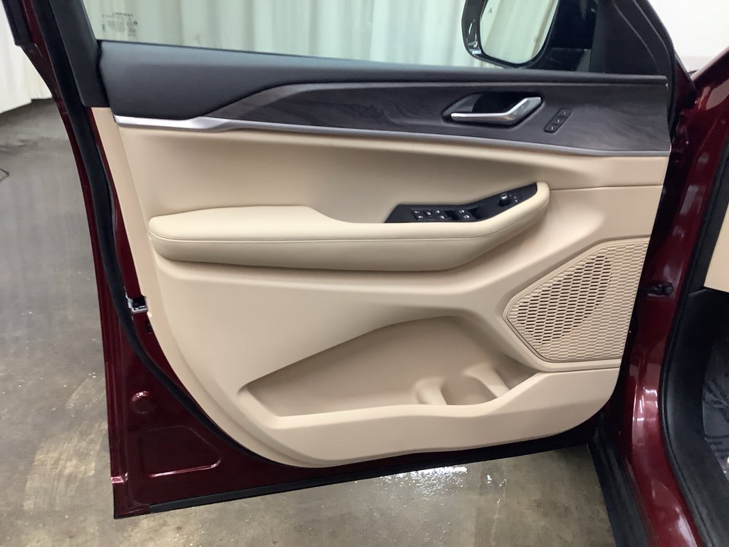 Used 2025 Jeep Grand Cherokee L Limited w/ Luxury Tech Group II image 12