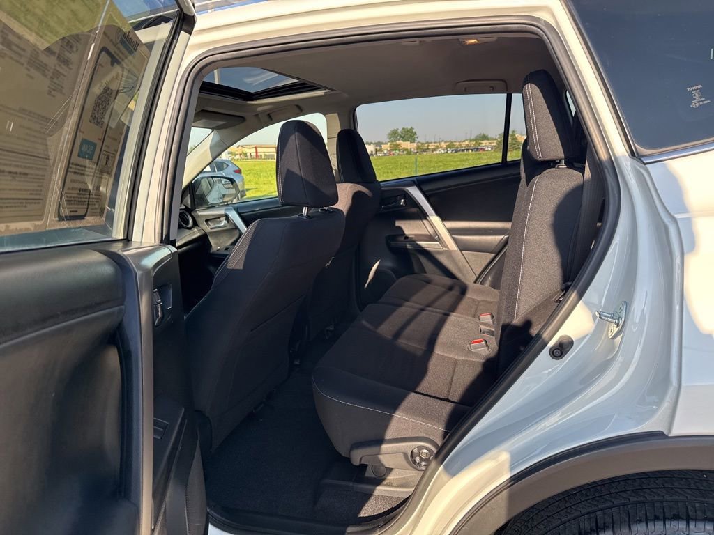 Used 2016 Toyota RAV4 XLE AWD/4WD image 32